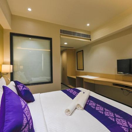 Purple Beds By Vits Dwarkesh, Surat Hotel Salabatpura Bagian luar foto