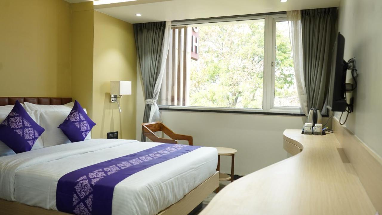 Purple Beds By Vits Dwarkesh, Surat Hotel Salabatpura Bagian luar foto