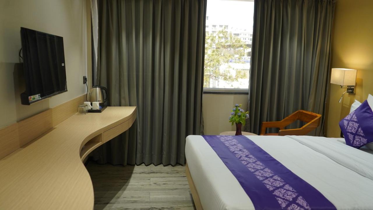 Purple Beds By Vits Dwarkesh, Surat Hotel Salabatpura Bagian luar foto