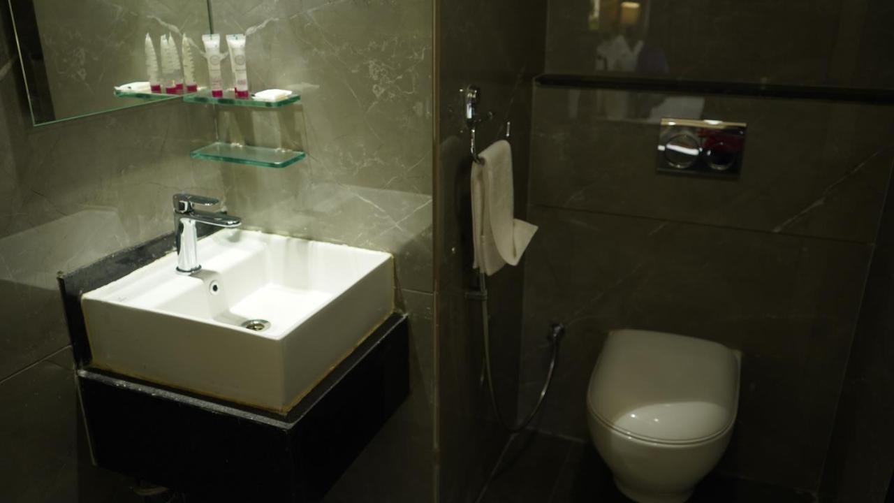 Purple Beds By Vits Dwarkesh, Surat Hotel Salabatpura Bagian luar foto