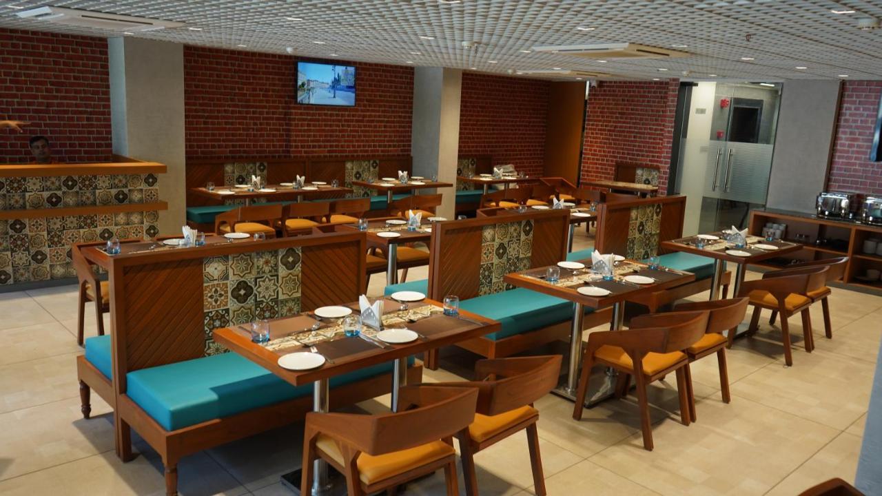 Purple Beds By Vits Dwarkesh, Surat Hotel Salabatpura Bagian luar foto