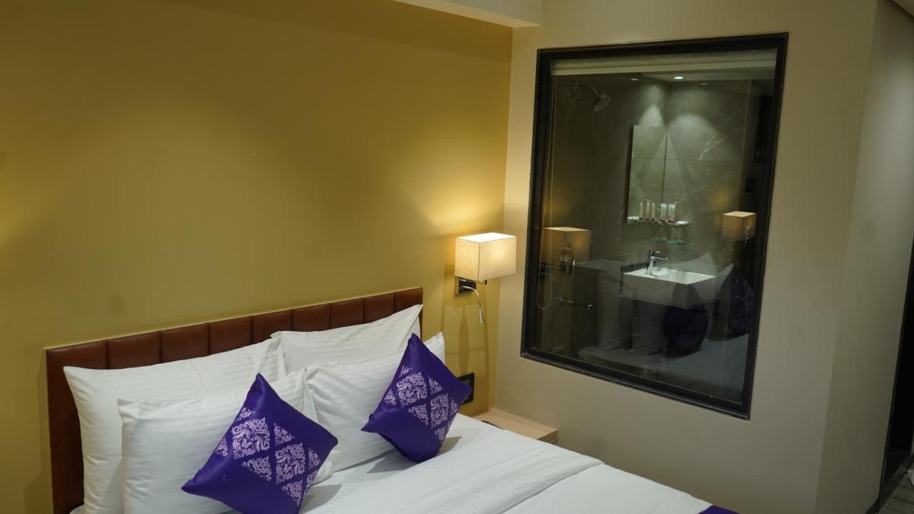 Purple Beds By Vits Dwarkesh, Surat Hotel Salabatpura Bagian luar foto