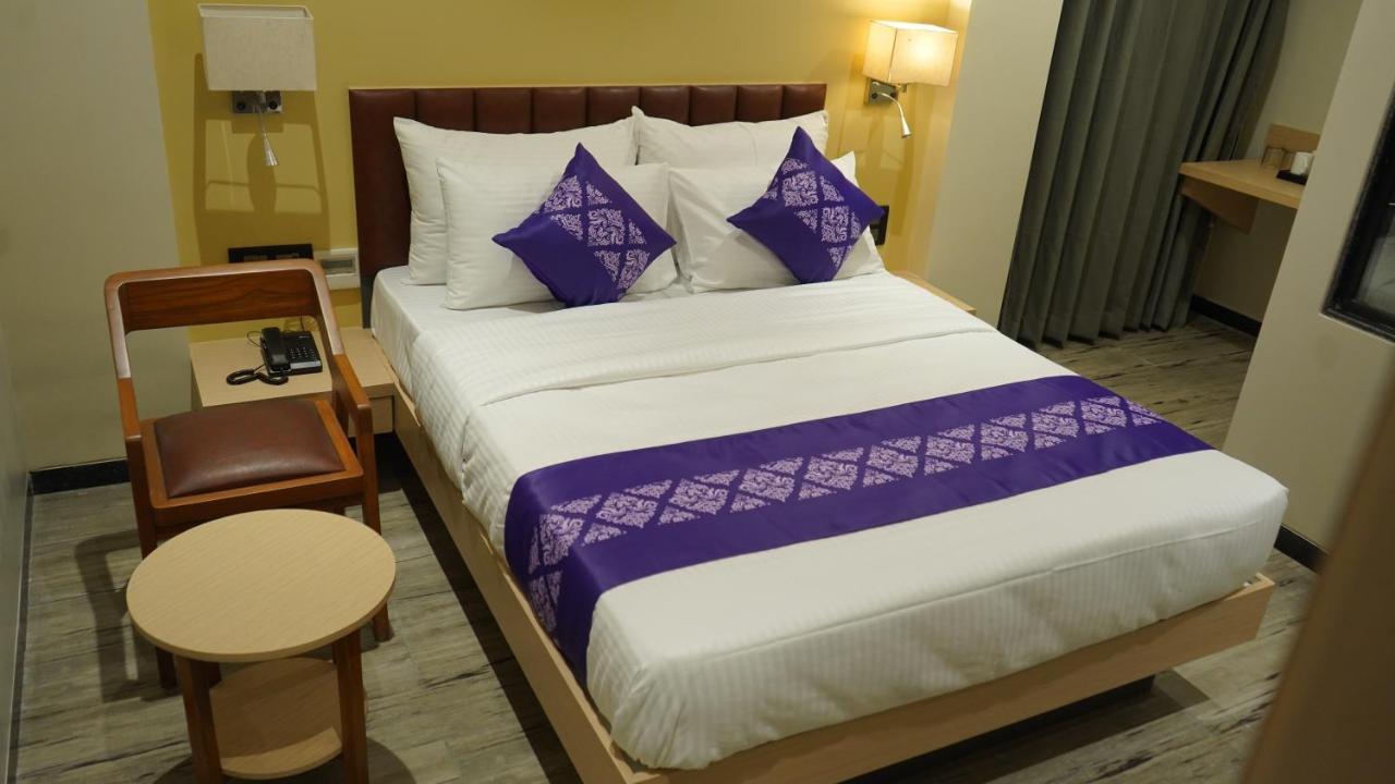 Purple Beds By Vits Dwarkesh, Surat Hotel Salabatpura Bagian luar foto