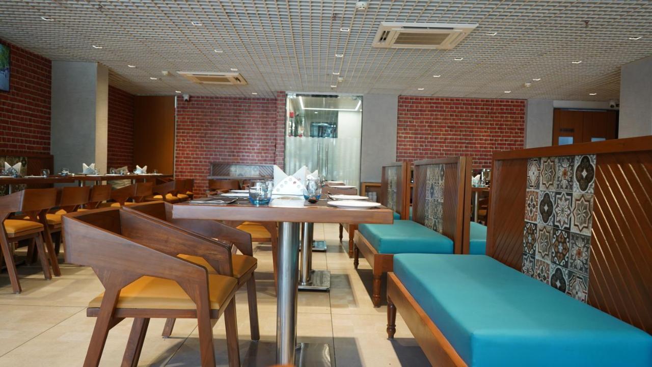 Purple Beds By Vits Dwarkesh, Surat Hotel Salabatpura Bagian luar foto