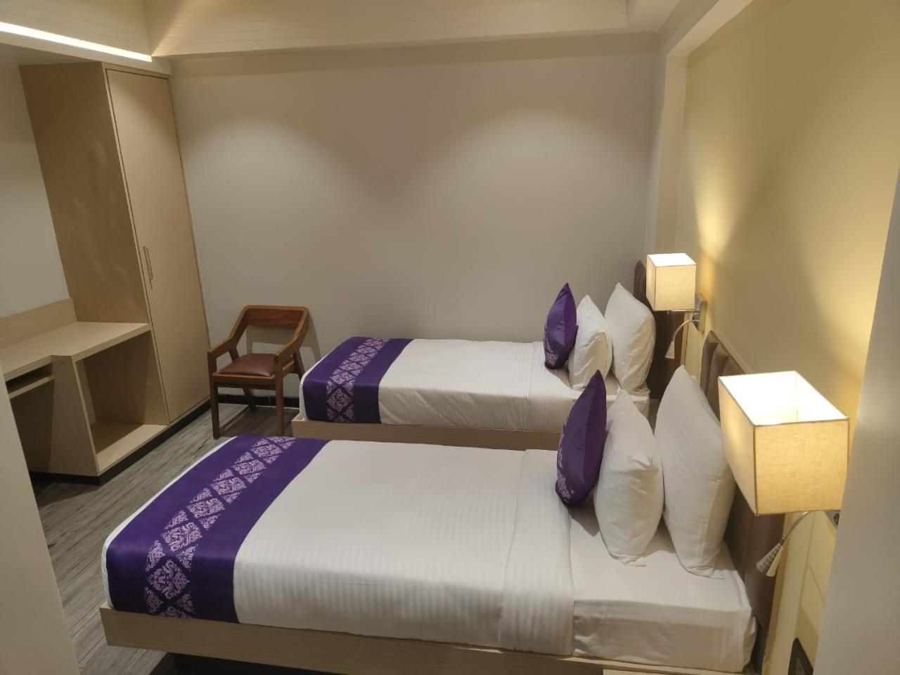 Purple Beds By Vits Dwarkesh, Surat Hotel Salabatpura Bagian luar foto