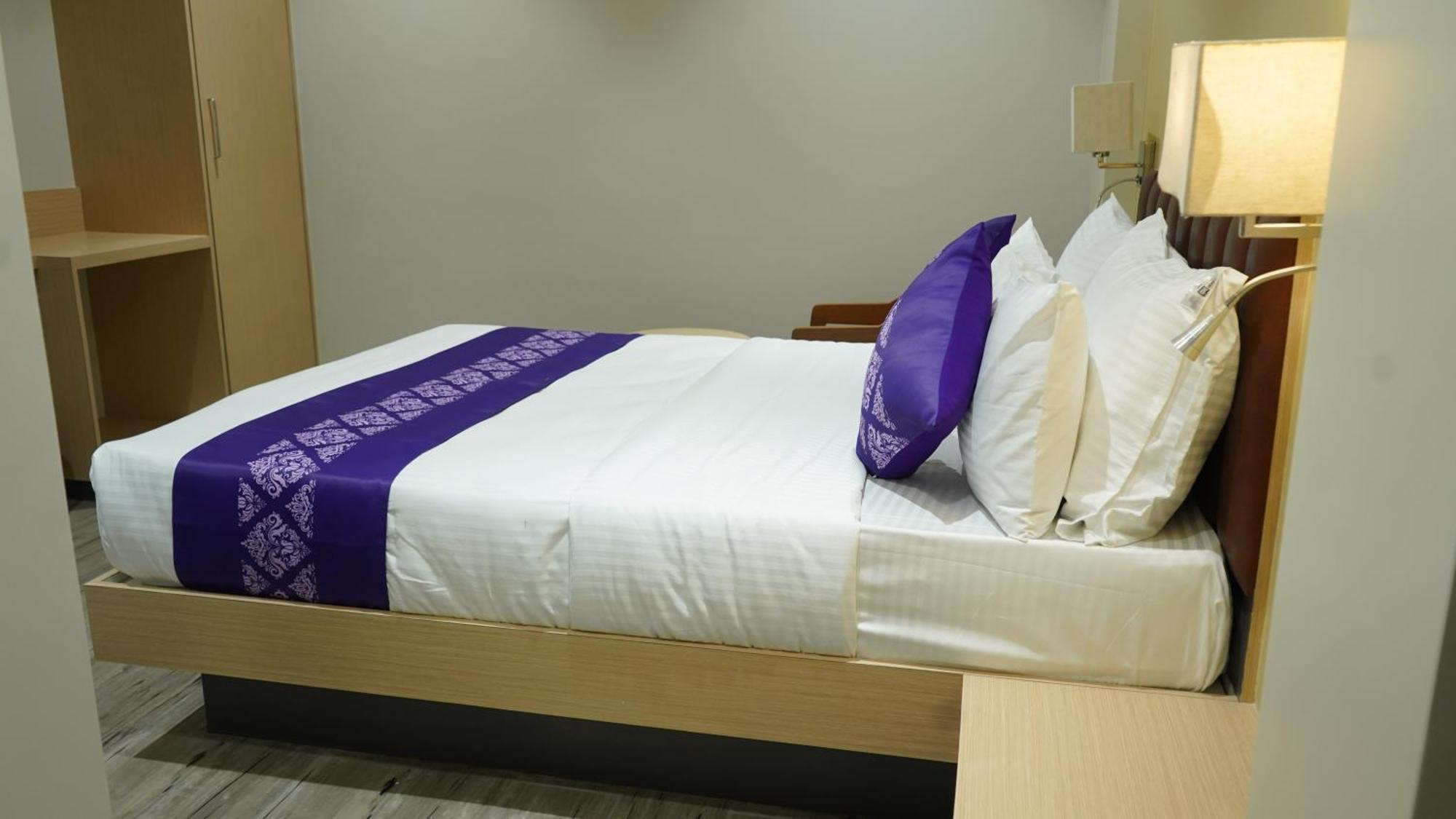 Purple Beds By Vits Dwarkesh, Surat Hotel Salabatpura Bagian luar foto